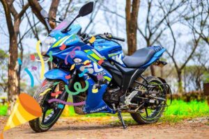 Una Suzuki parcheggiata in un bosco e il disegno di coriandoli