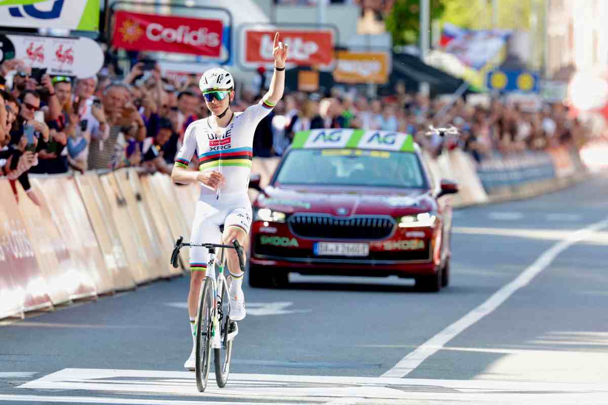 Tadej Pogacar bicicletta corsa auto strada