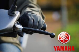 Il manubrio di uno scooter e il marchio Yamaha