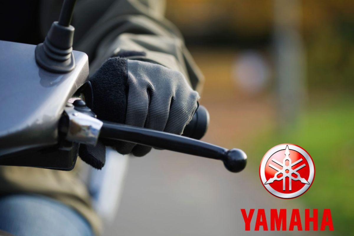 Il manubrio di uno scooter e il marchio Yamaha