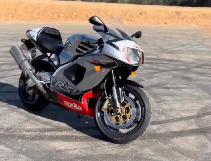 Superbike Moto Aprilia RSV Mille