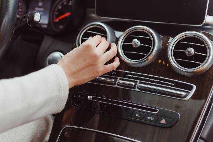 Auto caldo torrido aria condizionata multa 400 euro