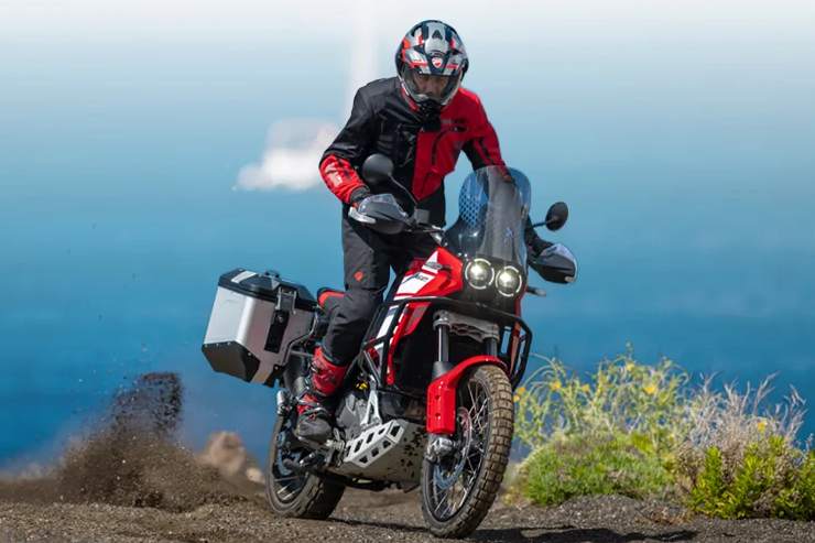 Ducati DesertX Monster novità motore