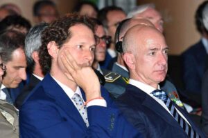 SmartCockpit Elkann Bezos addio Stellantis Amazon