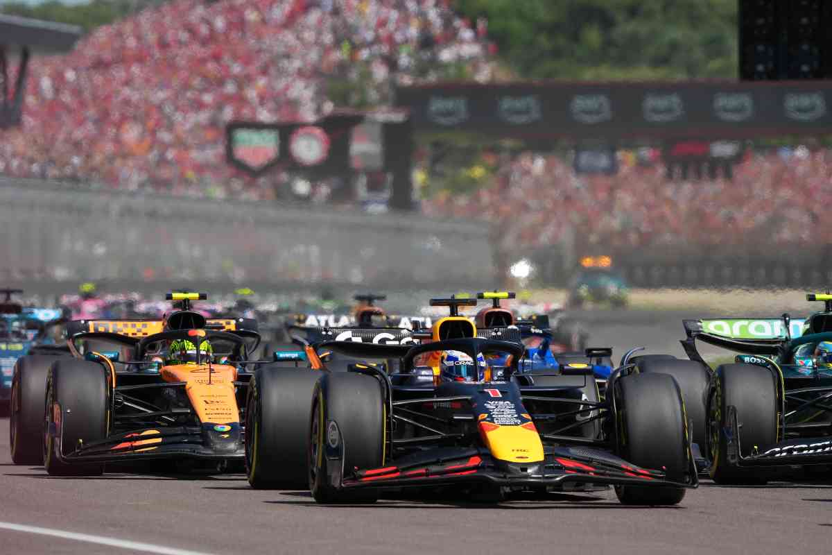 monoposto di Formula 1 in partenza