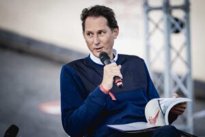 john elkann salone libro microfono