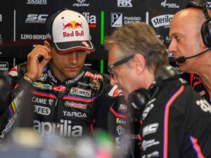 Jorge Martin nel box dell'Aprilia