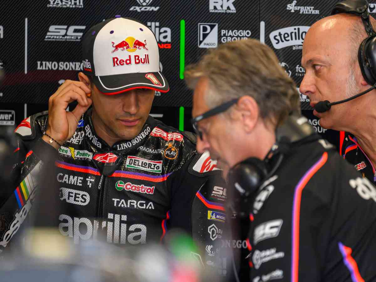 Jorge Martin nel box dell'Aprilia