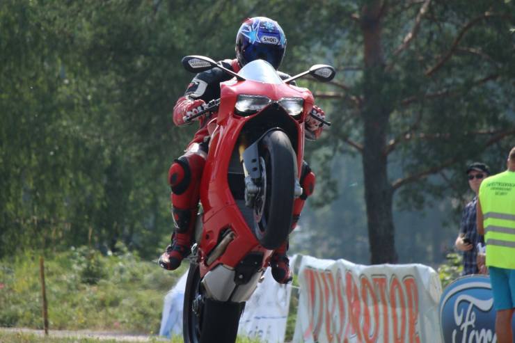 Moto impennata infradito incredibile