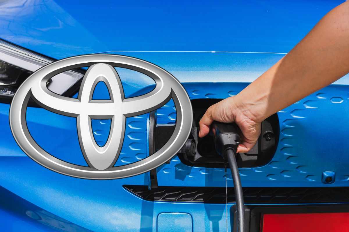 Auto elettrica Toyota annuncio Cina BEV