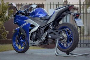Una moto Yamaha parcheggiata