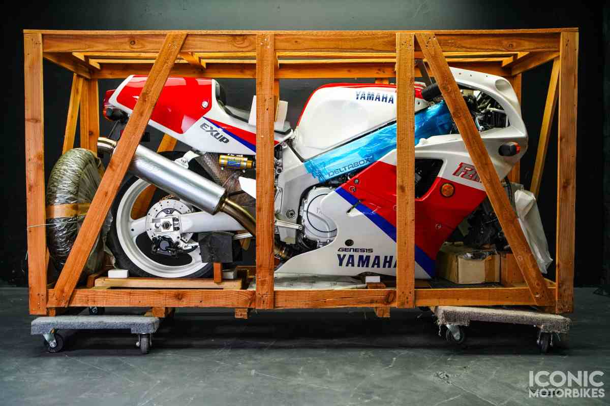 Yamaha FZR750R OW-01