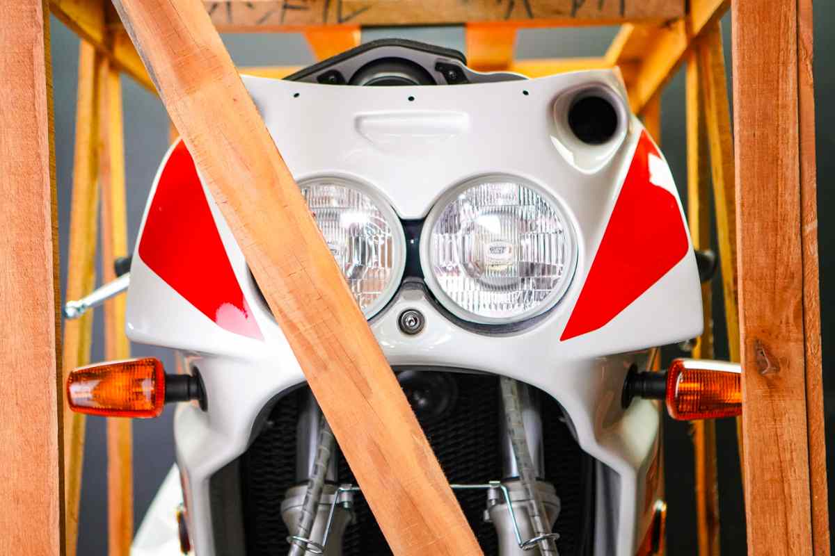 Yamaha FZR750R OW-01