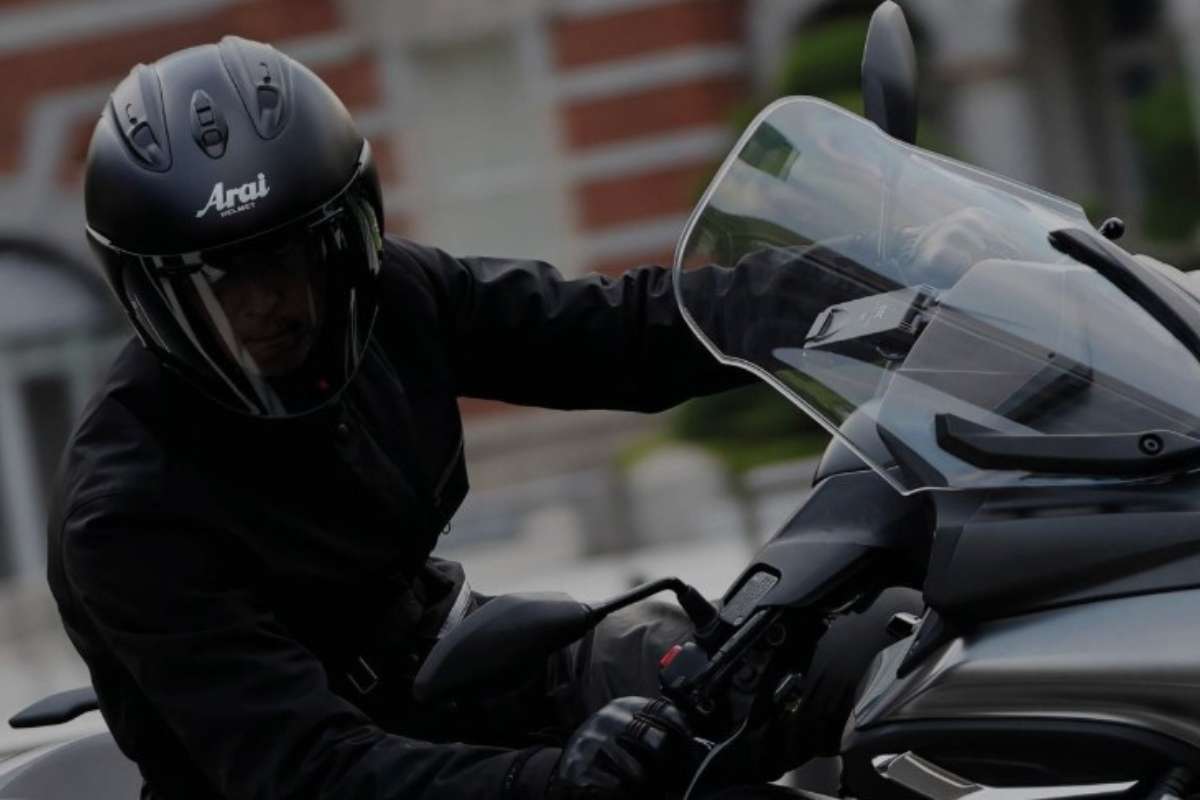 Conducente di moto con indosso il casco Arai SZ-R Evo