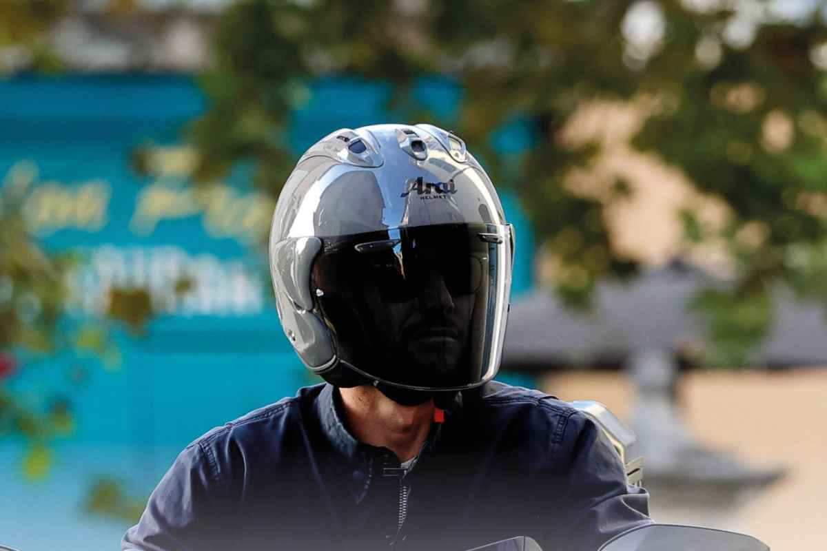 Conducente di moto indossa il casco