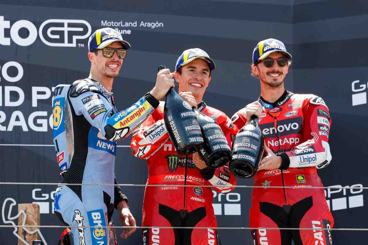Bagnaia sul podio con i fratelli Marquez
