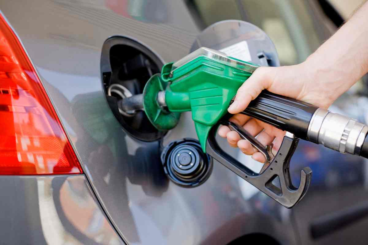 Auto in rifornimento di benzina