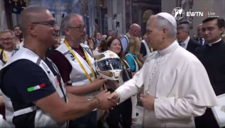 Papa Leone XIV riceve un casco in regalo