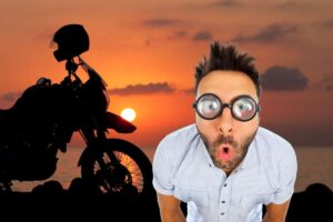 Una moto al tramonto e un ragazzo con sguardo stupito