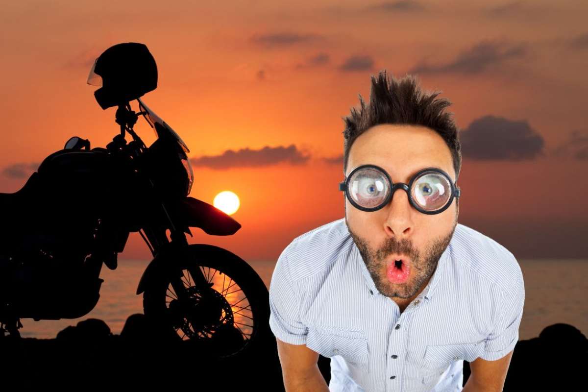 Una moto al tramonto e un ragazzo con sguardo stupito