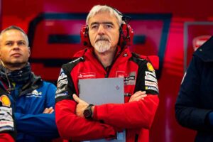 Luigi Dall'Igna osserva la gara dal box Ducati