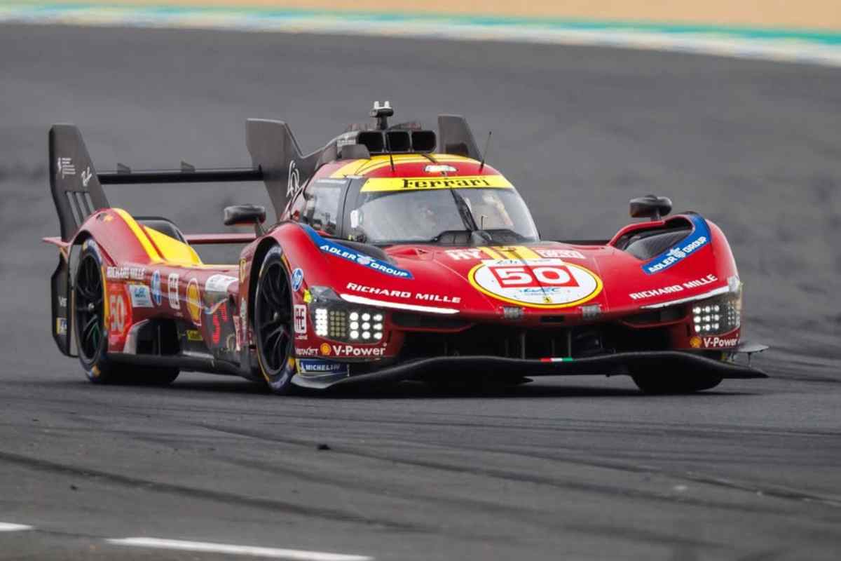 Ferrari 499P in pista a Le Mans