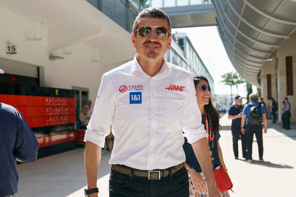 Gunther Steiner cammina nel paddock