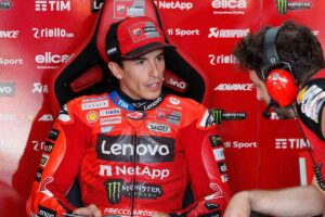 Marc Marquez nel box Ducati al colloquio con un tecnico