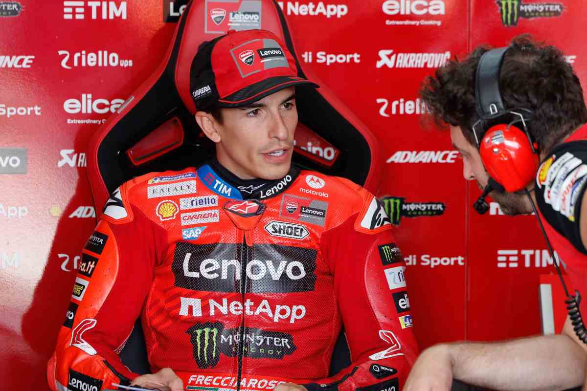 Marc Marquez nel box Ducati al colloquio con un tecnico