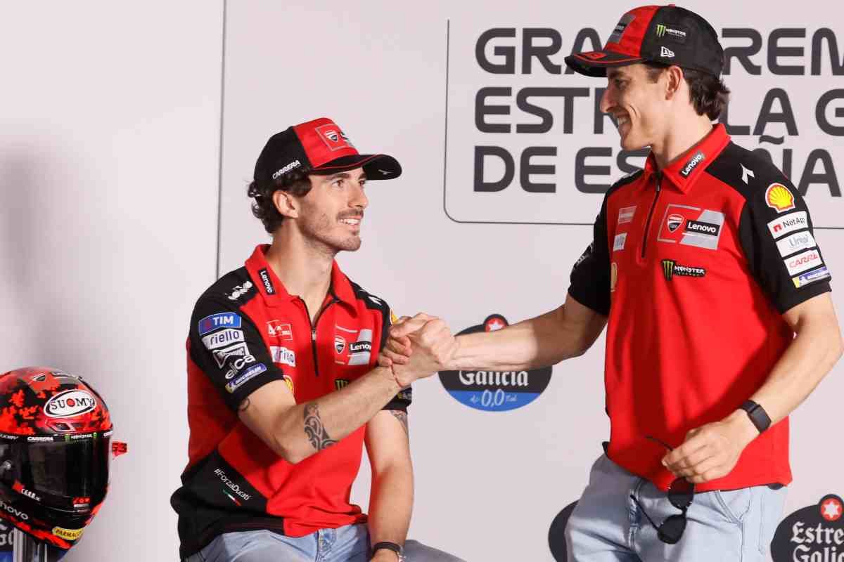 Bagnaia stringe la mano a Marquez