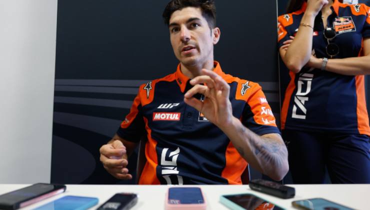 Primo piano di Maverick Vinales mentre parla con i media