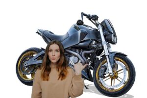 Una moto nera e una ragazza che la indica