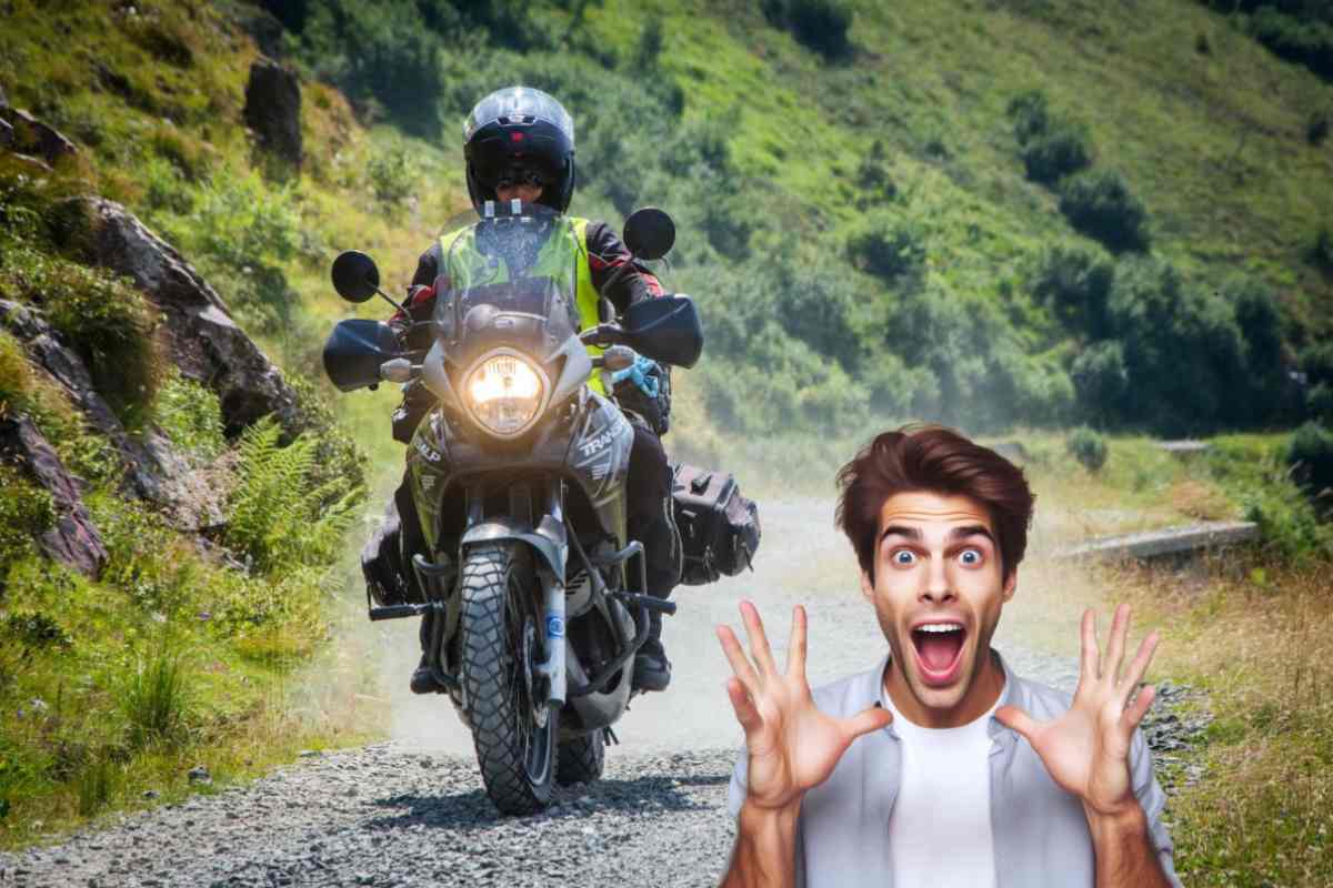 Una persona in sella ad una moto su sterrato e un ragazzo  meravigliato