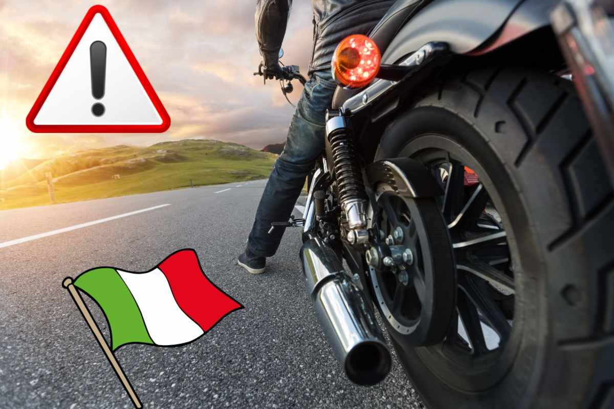 Gli scarichi di una moto, una bandiera italiana e il cartello attenzione