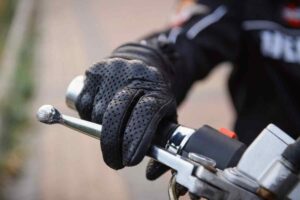 Persona alla guida di una moto