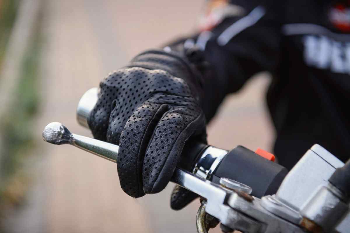 Persona alla guida di una moto