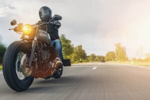 Conducente che guida la moto su strada