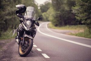 Una moto parcheggiata in strada