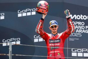 Pecco Bagnaia sul podio di Aragon