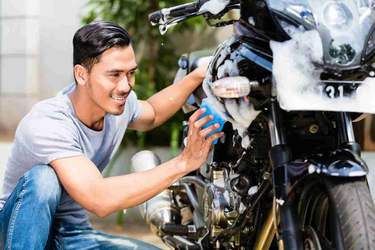 Proprietario della moto che pulisce il mezzo