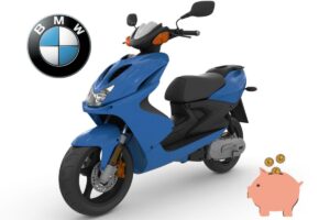 Uno scooter blu, il logo BMW e un salvadanaio con degli euro in moneta