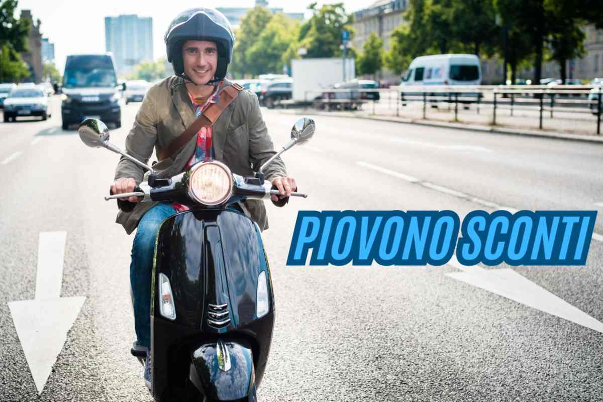 Un uomo su uno scooter e la scritta "piovono sconti"