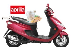 Uno scooter rosso, un salvadanaio con delle banconote e il logo Aprilia