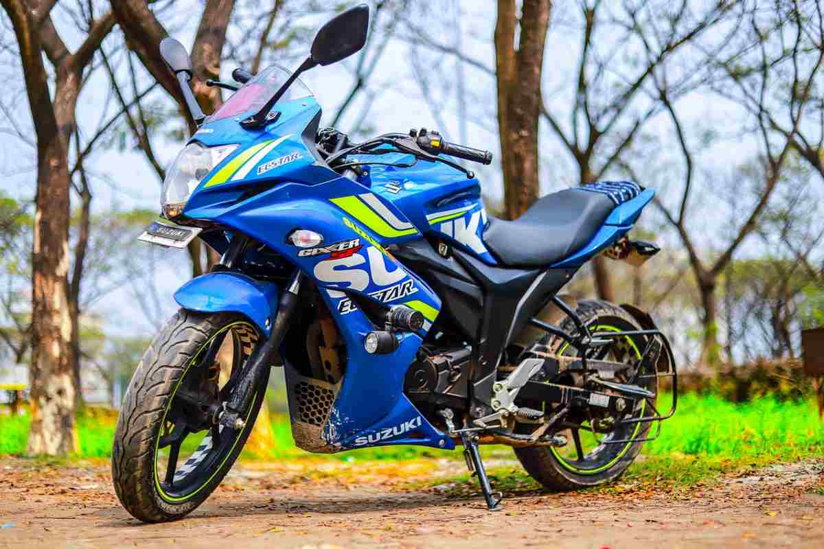 Una moto Suzuki parcheggiata