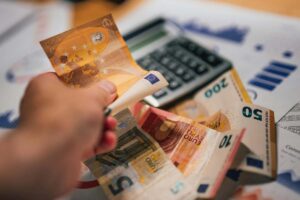 Banconote euro e calcolatrice