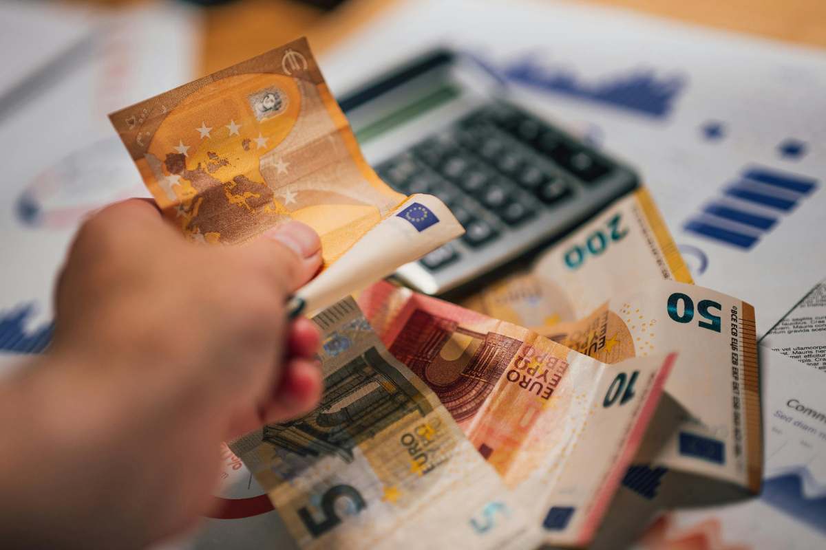 Banconote euro e calcolatrice