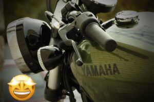 Una Yamaha e un emoticon con gli occhi a stella