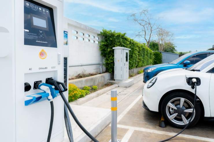 Auto elettrica ricarica Curb Charger novità Rheinmetall