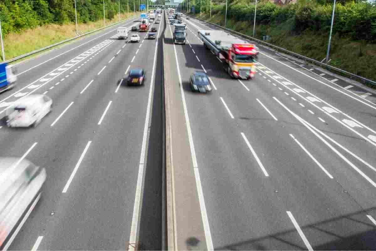 autostrada auto in corsa