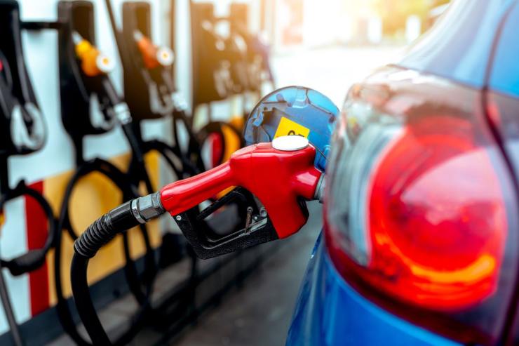 Benzina 2 euro UE novità prezzi